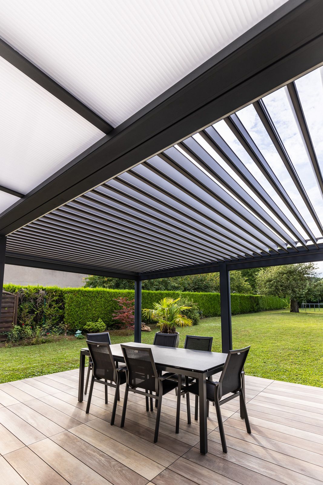 Pergola bioclimatique alu gris anthracite avec stores