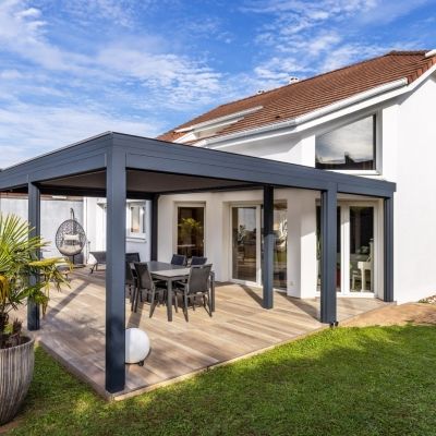 Pergola bioclimatique alu gris anthracite avec stores