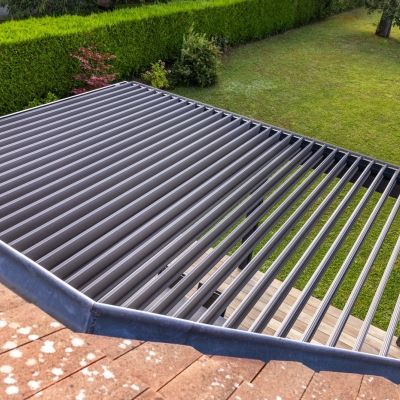 Pergola bioclimatique alu gris anthracite avec stores