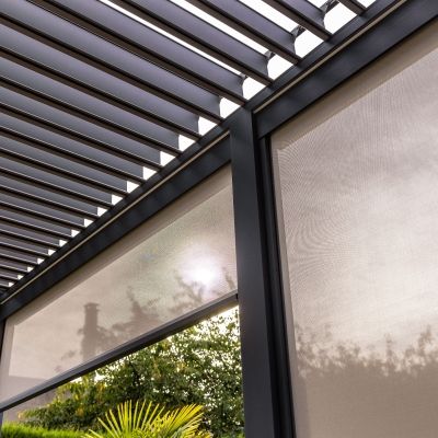 Pergola bioclimatique alu gris anthracite avec stores